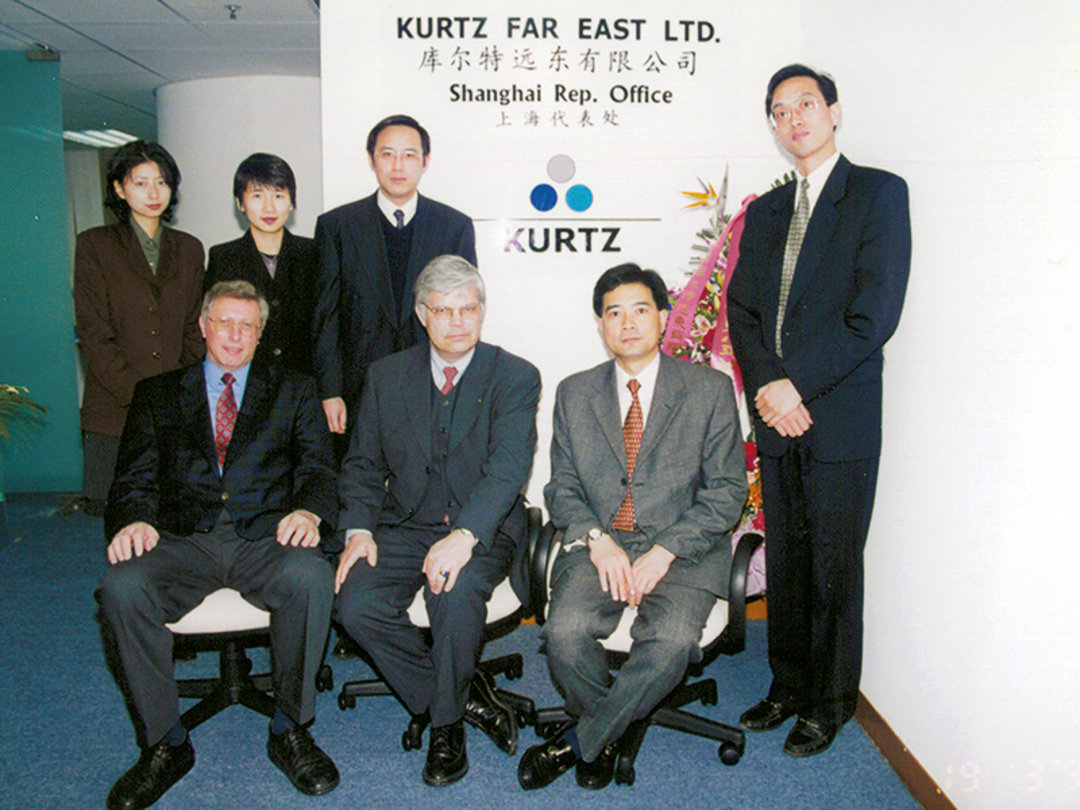 On the way to becoming a global player - Walter Kurtz and Erich Streichsbier and their Asian colleagues in Hong Kong, where the Kurtz Far East branch was founded in 1988 On the way to becoming a global player - Walter Kurtz and Erich Streichsbier and their Asian colleagues in Hong Kong, where the Kurtz Far East branch was founded in 1988