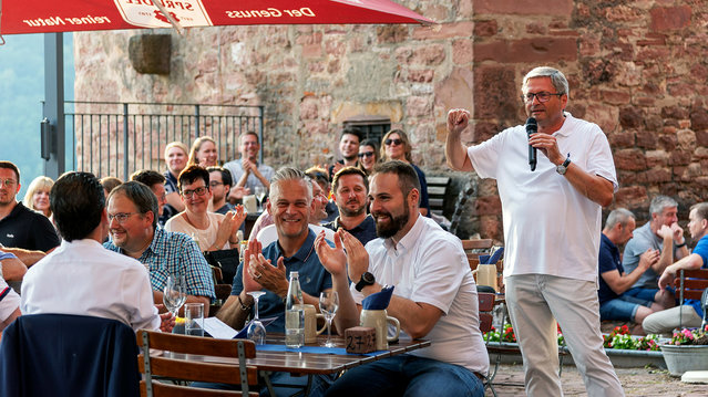 Casual get-together in the evening at the castle in summer temperatures