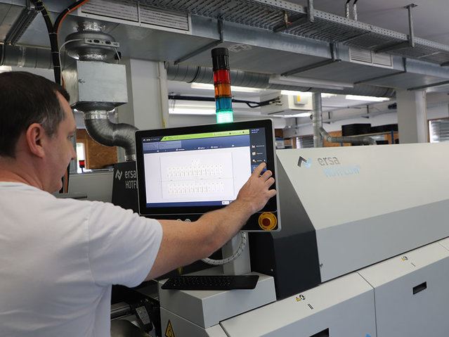 Wolfgang Buchsbaum programming “his” HOTFLOW THREE reflow soldering system, which expanded Technische Alternative's machine park in 2023