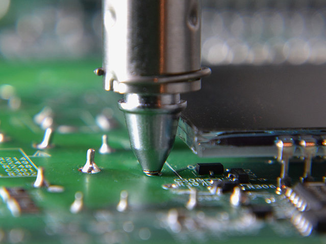 Narrow desoldering tip for optimum accessibility of the welding point Narrow desoldering tip for optimum accessibility of the welding point
