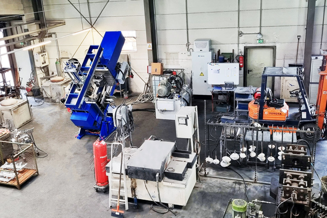 The new home of the Kurtz AK01 at the Brückner metal foundry in Zeulenroda-Triebes: production area for future castings using the tilt casting process The new home of the Kurtz AK01 at the Brückner metal foundry in Zeulenroda-Triebes: production area for future castings using the tilt casting process