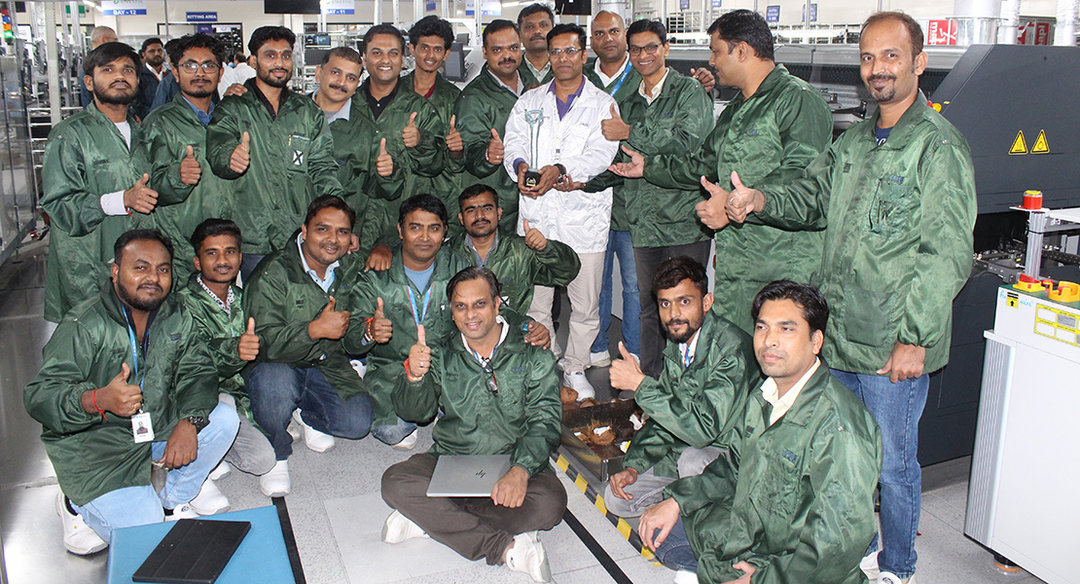 "Thumbs up" for the new Ersa machine: the Jabil team in front of the Ersa POWERFLOW wave soldering machine