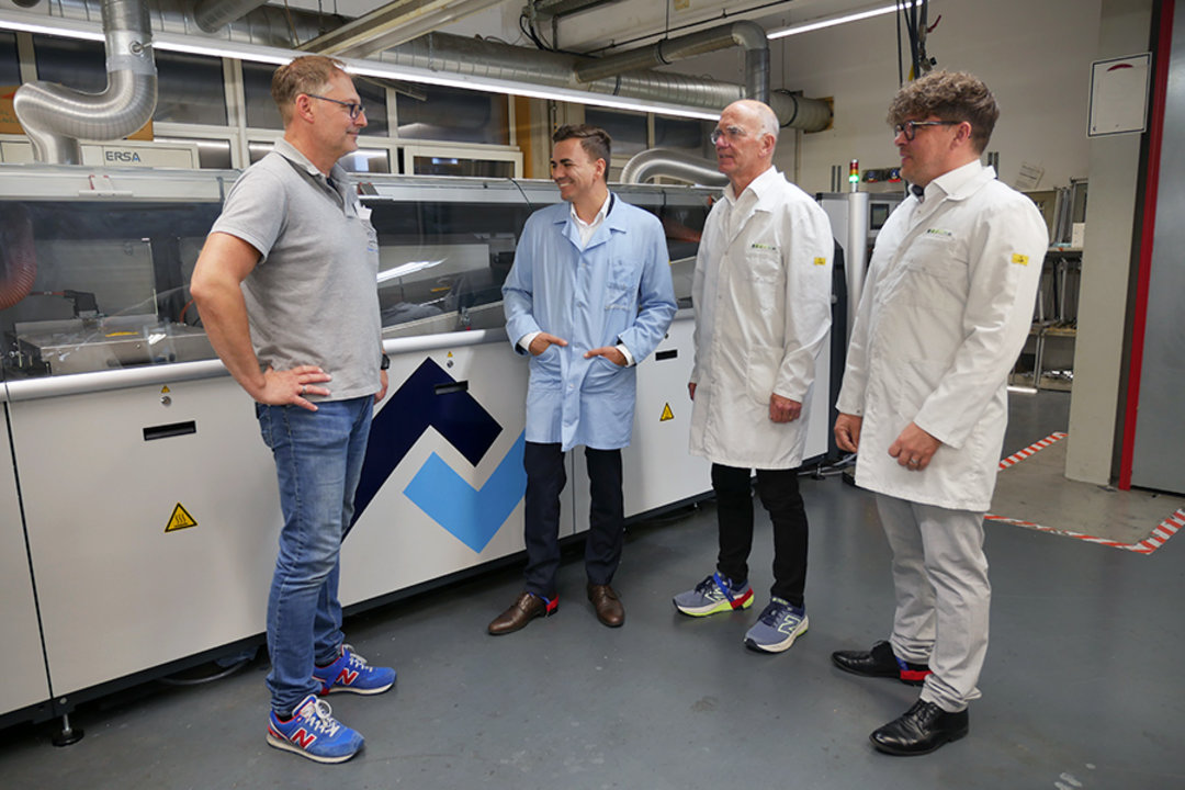 Expert panel at ESW in front of the POWERFLOW PRO (from left): Production Manager Andreas Korr, Ersa Sales Manager Daniel Haubenreich, COO/CFO Artur Kreus and Sales Manager Jörg Kreus