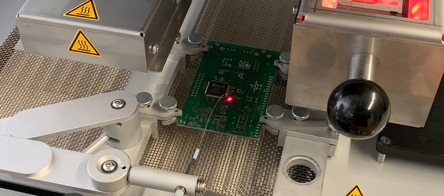 Homogeneous component heating thanks to hybrid top heating and infrared heating elements in the bottom radiator of the HR 500