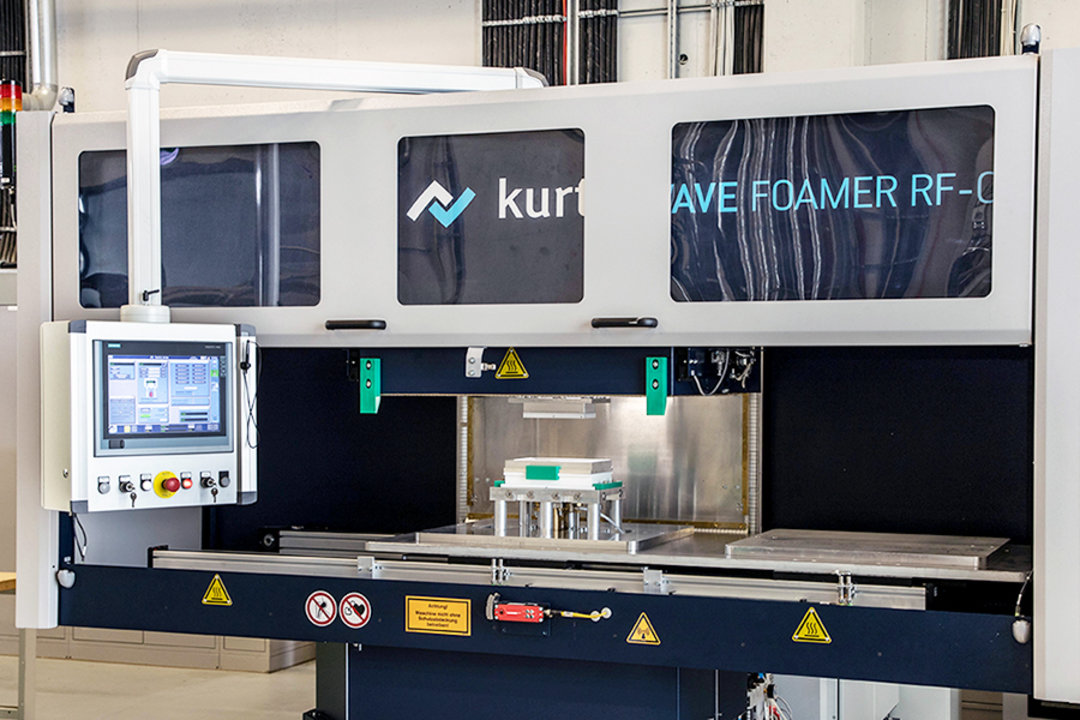 Away from water vapor: The new technology uses radio-frequency to sinter foam beads into moulded parts – with melting points of up to more than 240 °C, completely new applications are coming to the fore, for example as insulating materials, packaging and 