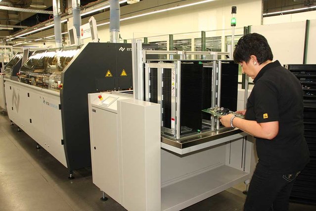 Division Manager PCB Assembly Rinaldi Concetta is very content with the high soldering quality of the VERSAFLOW Division Manager PCB Assembly Rinaldi Concetta is very content with the high soldering quality of the VERSAFLOW