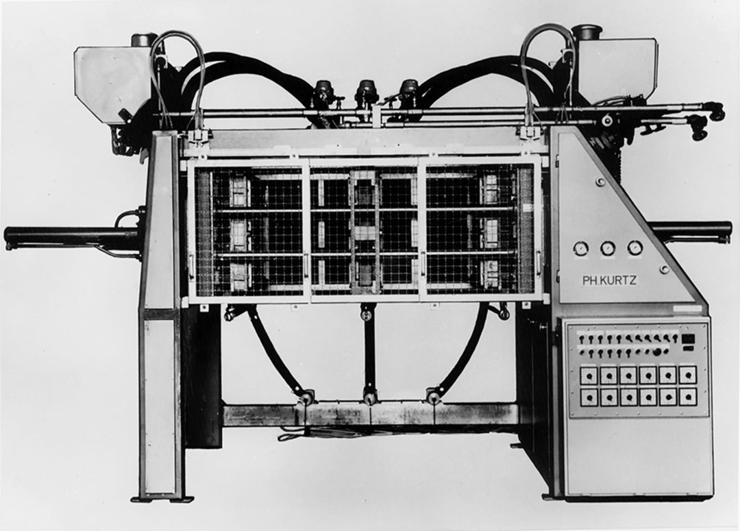 With Johann Friedrich Jegelka, the construction of machines for processing expandable polystyrene began at Kurtz in 1970. At the end of 1971 the first Kurtz moulding machine (type 610D) was delivered