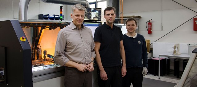 Satisfied with the VERSAFLOW 4/55 (from the left): Reinhard Probandt, Managing Director at Ertron GmbH, Thomas Wohlgemuth, Quality Assurance and Pjotr Cieslak, the man at the machine