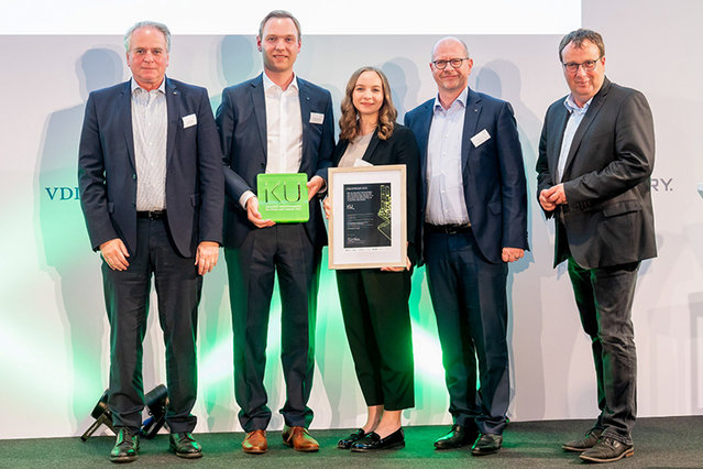 Accepting the IKU on behalf of the company (from left): Uwe Rothaug (Managing Director), Matthias Hofmann (Managing Director), Project Manager Lisa Knoops and Ralph Knecht (CEO); on the right: Oliver Krischer, Parliamentary State Secretary at the BMWK - P Accepting the IKU on behalf of the company (from left): Uwe Rothaug (Managing Director), Matthias Hofmann (Managing Director), Project Manager Lisa Knoops and Ralph Knecht (CEO); on the right: Oliver Krischer, Parliamentary State Secretary at the BMWK - P