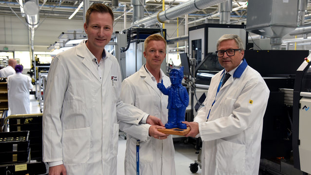 Plant Manager Matthias Baurath (left) and Robert Ellmer (center), both of Kontron eSystems, receive the “Wertheim Optimist” from Ersa´s General Sales Director Sales Rainer Krauss Plant Manager Matthias Baurath (left) and Robert Ellmer (center), both of Kontron eSystems, receive the “Wertheim Optimist” from Ersa´s General Sales Director Sales Rainer Krauss