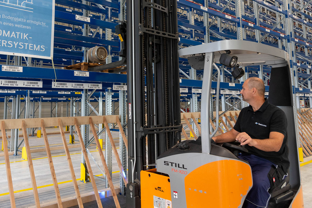 Proper storage of the first item in the newly inaugurated extension building of Kurtz Ersa Logistics
