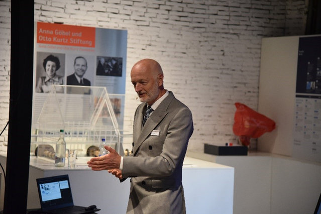 Dr.-Ing. Albrecht Reuter, Managing Director of Fichtner IT Consulting GmbH from Stuttgart, during his presentation "Zero Emission" in Hasloch Dr.-Ing. Albrecht Reuter, Managing Director of Fichtner IT Consulting GmbH from Stuttgart, during his presentation "Zero Emission" in Hasloch