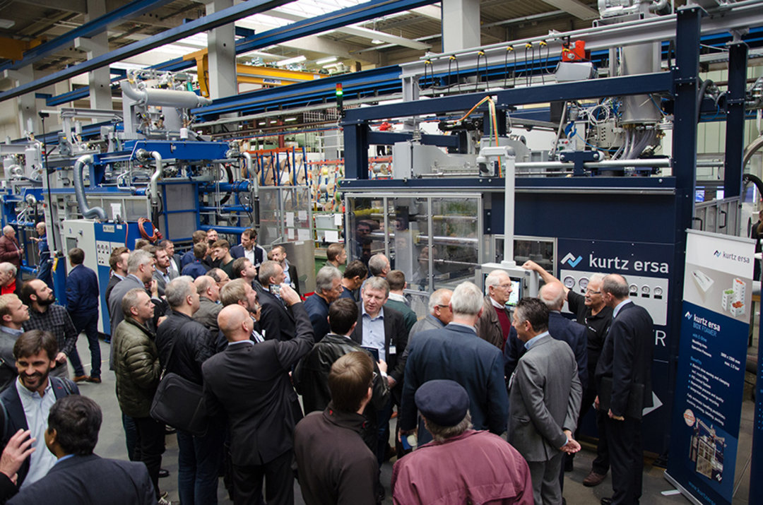 The machine demonstration of the BOX FOAMER was very well attended The machine demonstration of the BOX FOAMER was very well attended