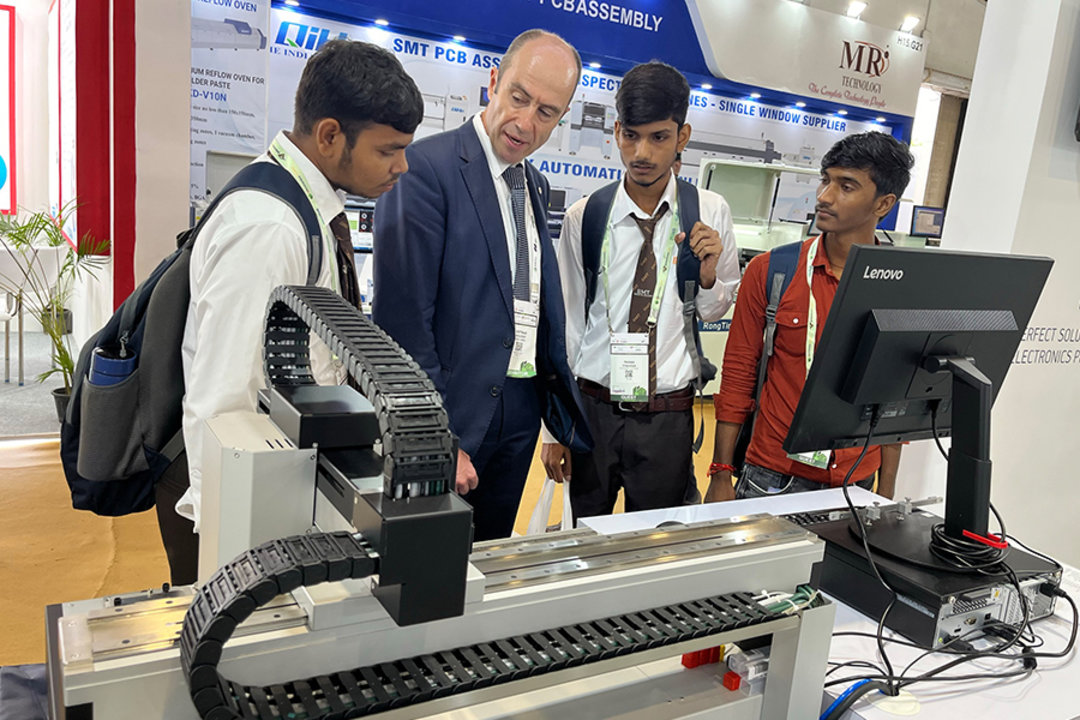 Dietmar Wolpert (2nd from left), Ersa sales engineer for soldering tools, explains how the HR 600P rework system works to visitors
