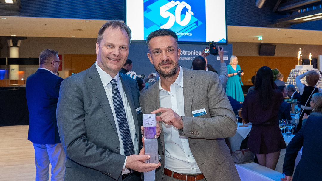 Ersa Managing Director Dr. Michael Fischer (left) and Jakob Herber from the Ersa Application Center with the Innovation Award for VERSAFIT ONE