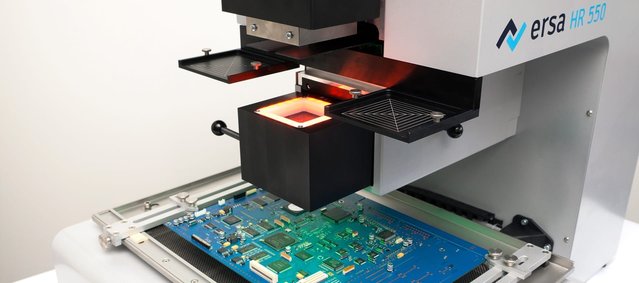 The hybrid rework system enables high-precision component placement with force detection, also because it has an ergonomically favorable arrangement of the controls on the front of the device
